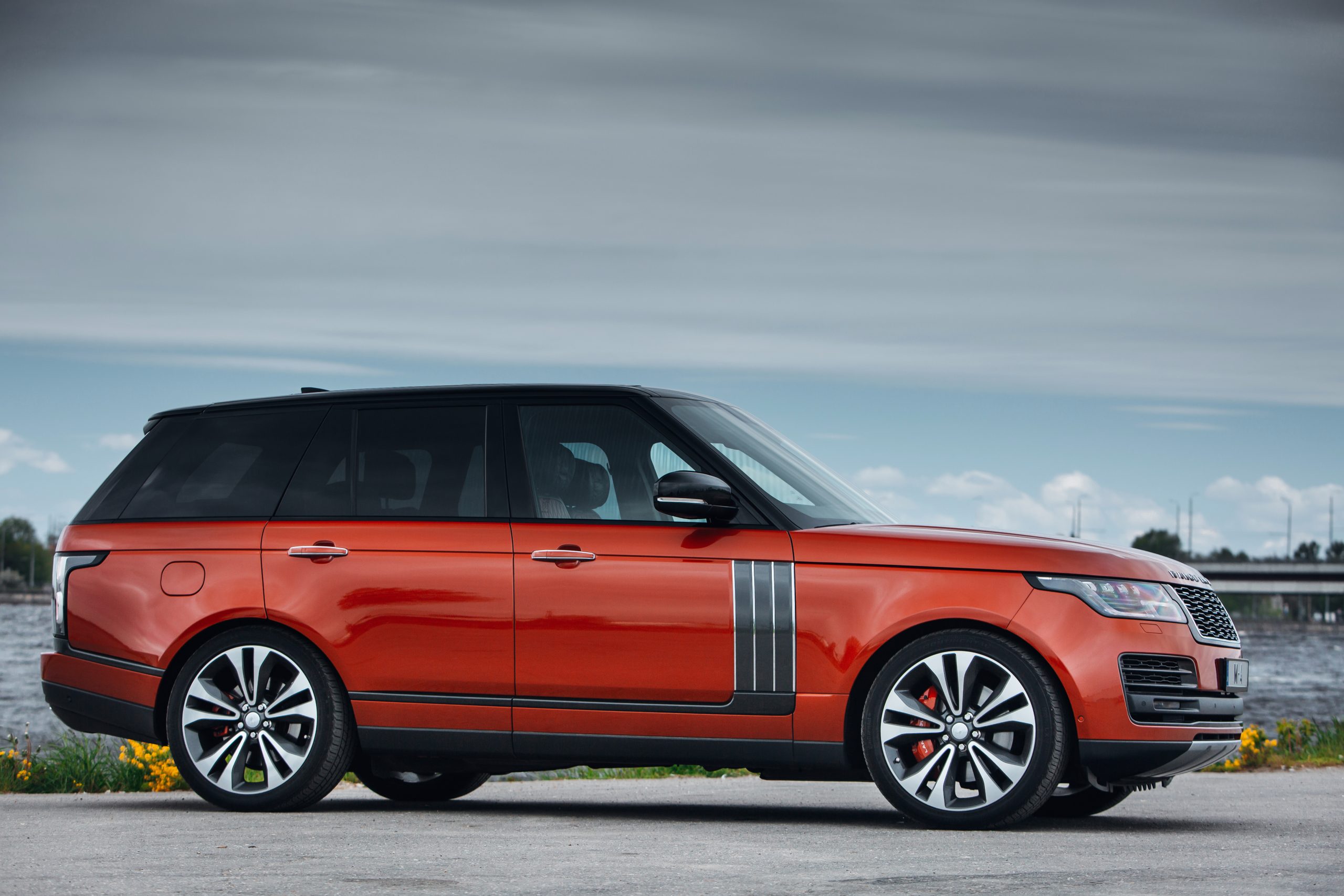 A lawsuit claims range rovers have defective outlet pipes